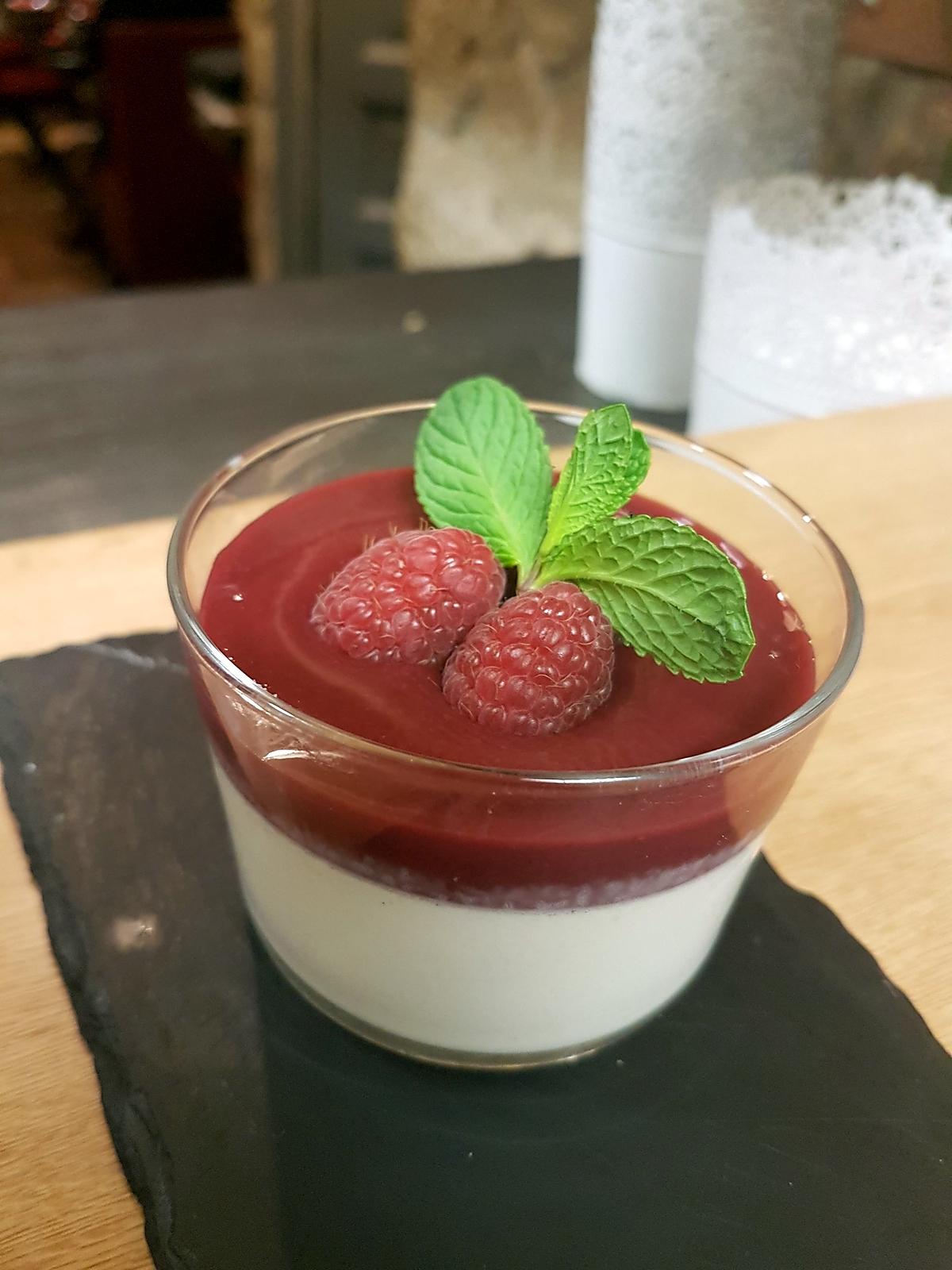 recette panacotta thé matcha et coulis de fruits rouge