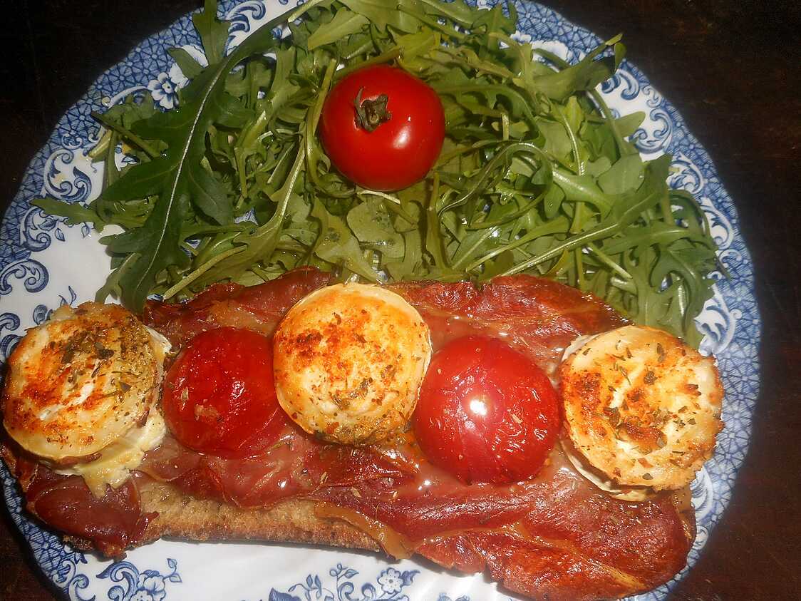 Recette de Tartine au jambon de bayonne et buche de chevre