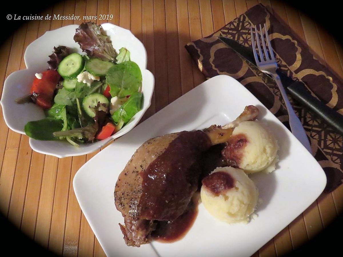 recette Cuisses de canard confites, sauce aux dattes et au vin