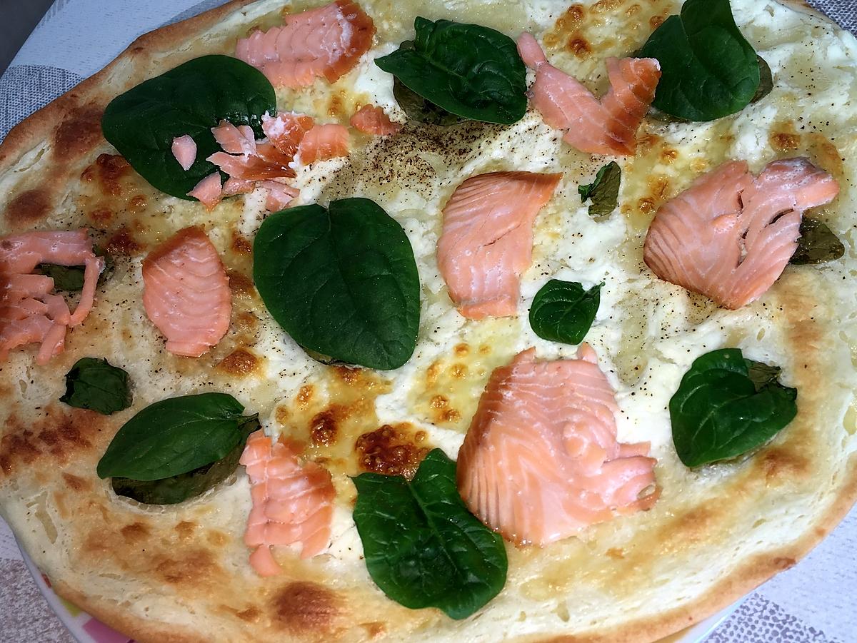 recette PIZZA AU SAUMON ET EPINARDS