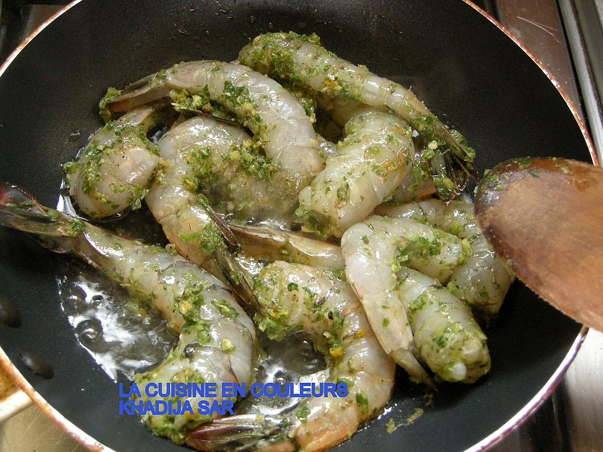 recette Crevettes sautées accompagnées de carottes râpées et de tomates fraîches.