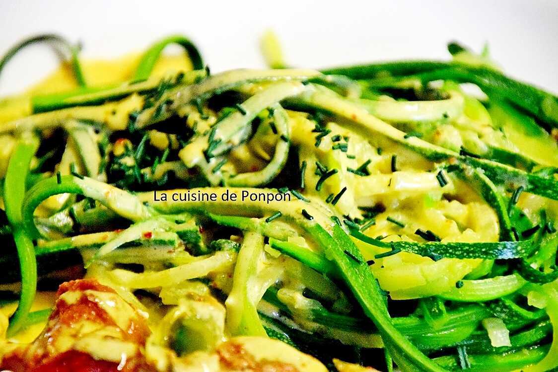 Tagliatelles de courgette et brochettes à la sauce moutarde, végétarien