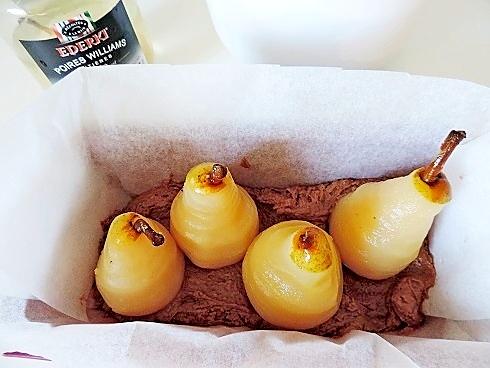 recette Gâteau au chocolat garni de poires entières parfumées à la liqueur de poire Williams