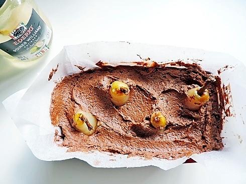 recette Gâteau au chocolat garni de poires entières parfumées à la liqueur de poire Williams