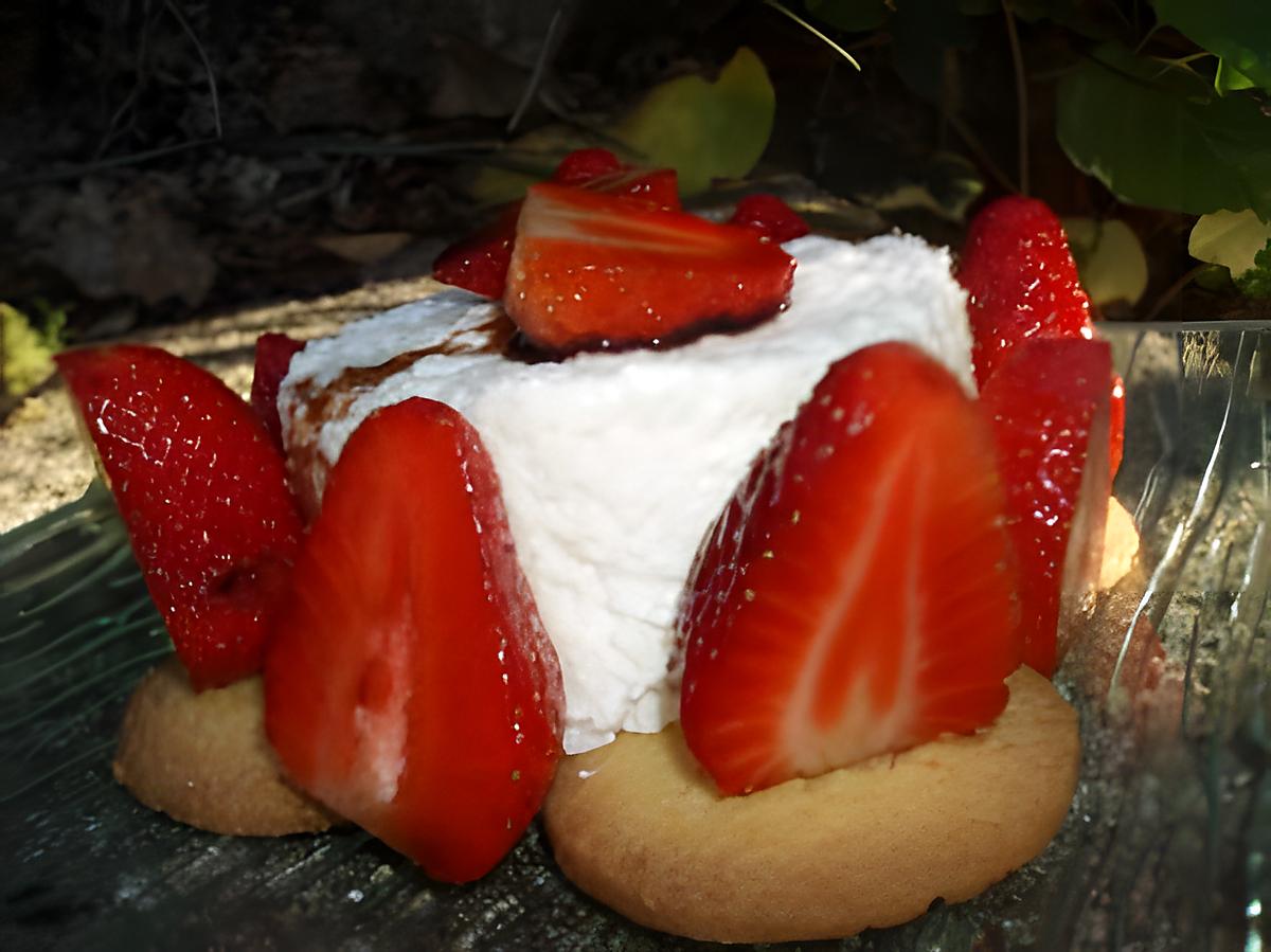 recette Fraises marinées au vinaigre balsamique, mousse de petits suisses au citron vert sur galettes bretonnes