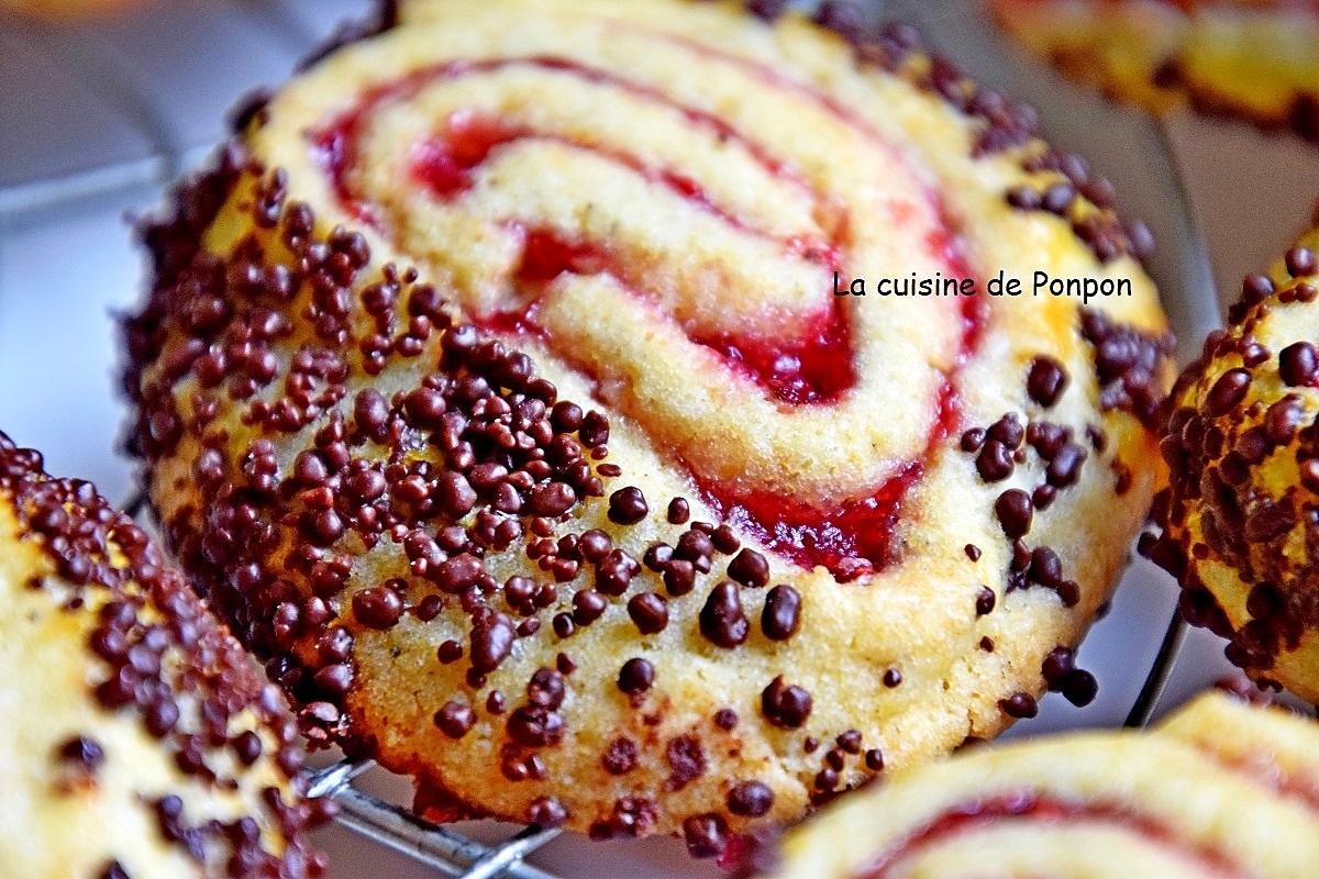 recette Biscuit spirale à la confiture de framboise et perles de chocolat