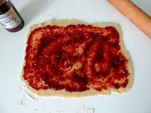 recette Biscuit spirale à la confiture de framboise et perles de chocolat