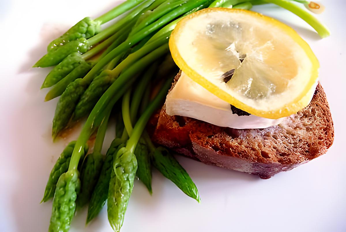 recette Tartine de chèvre chaud avec citron confit et asperges des bois