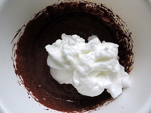 recette Gâteau mousse au chocolat noir, ganache blanche et perle de chocolat