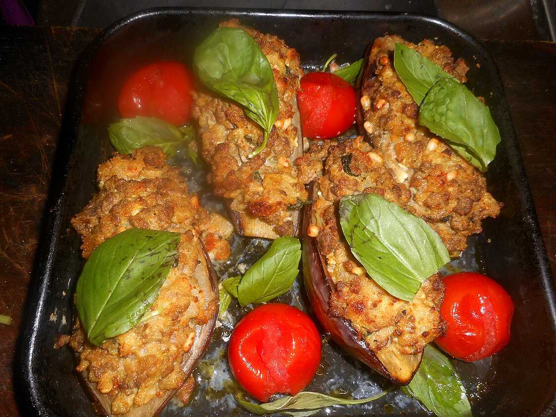 Aubergines farcies a l agneau,raisins secs et pignons