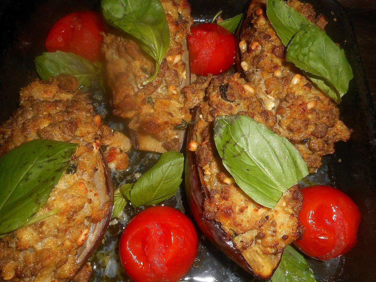 recette Aubergines farcies a l agneau,raisins secs et pignons