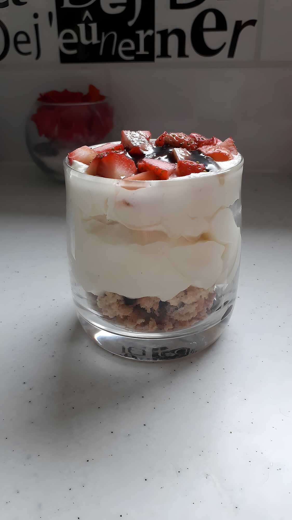 Recette de VERRINE FRAISE CHOCOLAT BLANC MASCARPONE