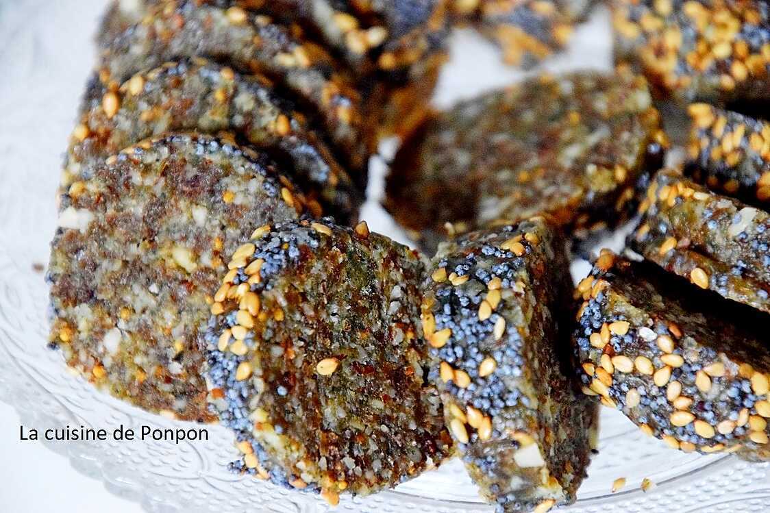 Barre énergétique aux dattes, figues séchées, noix de cajou, amandes et spiruline, vegan