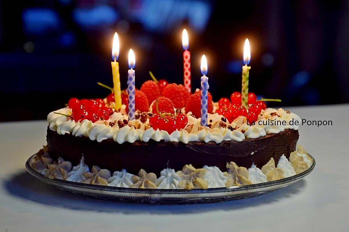 recette Gâteau magique au chocolat garni de chantilly à la vanille et ricoré accompagnée de framboises et groseilles rouges