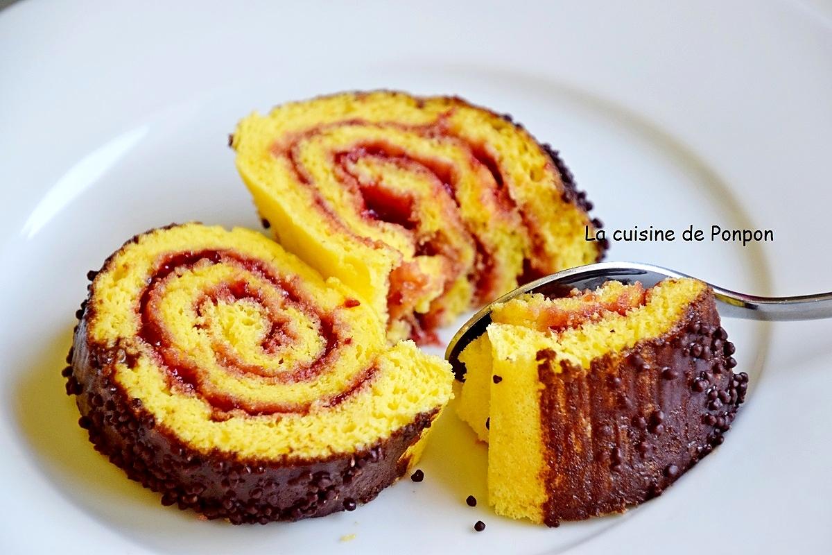 recette Biscuit roulé d'Alain Ducasse garni de confiture de framboise et recouvert de ganache au chocolat et ses perles