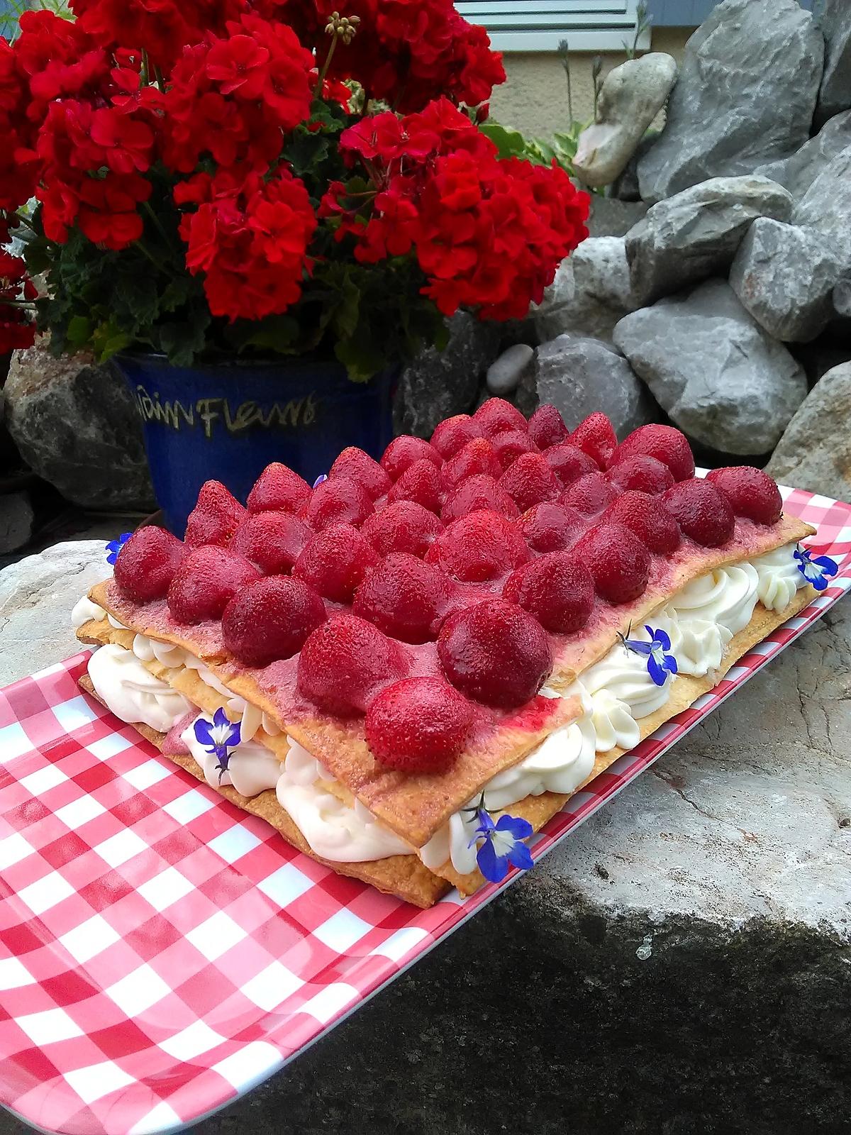 recette Mille-feuille au coulis de gelée de fraises ... !  à l'onctueuse crème fouettée