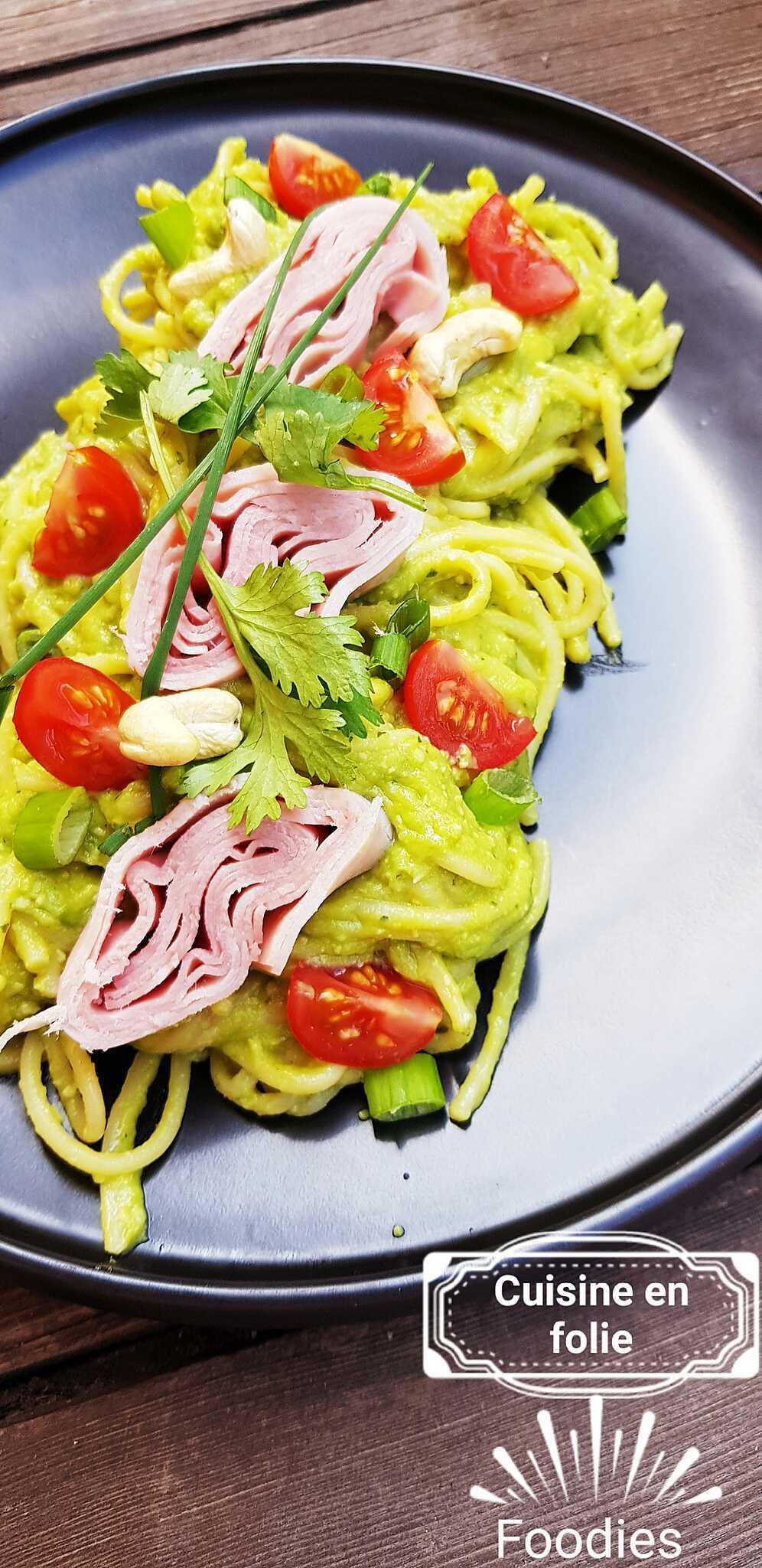 Pâtes au pesto d'avocat, noix de cajou et herbes fraîches, un plat express