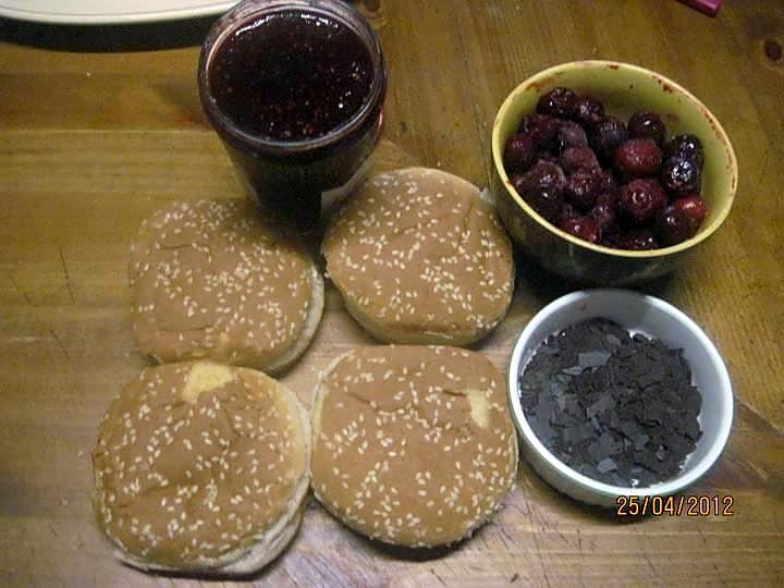 recette Hamburgers sucrés aux fruits rouges et confiture.