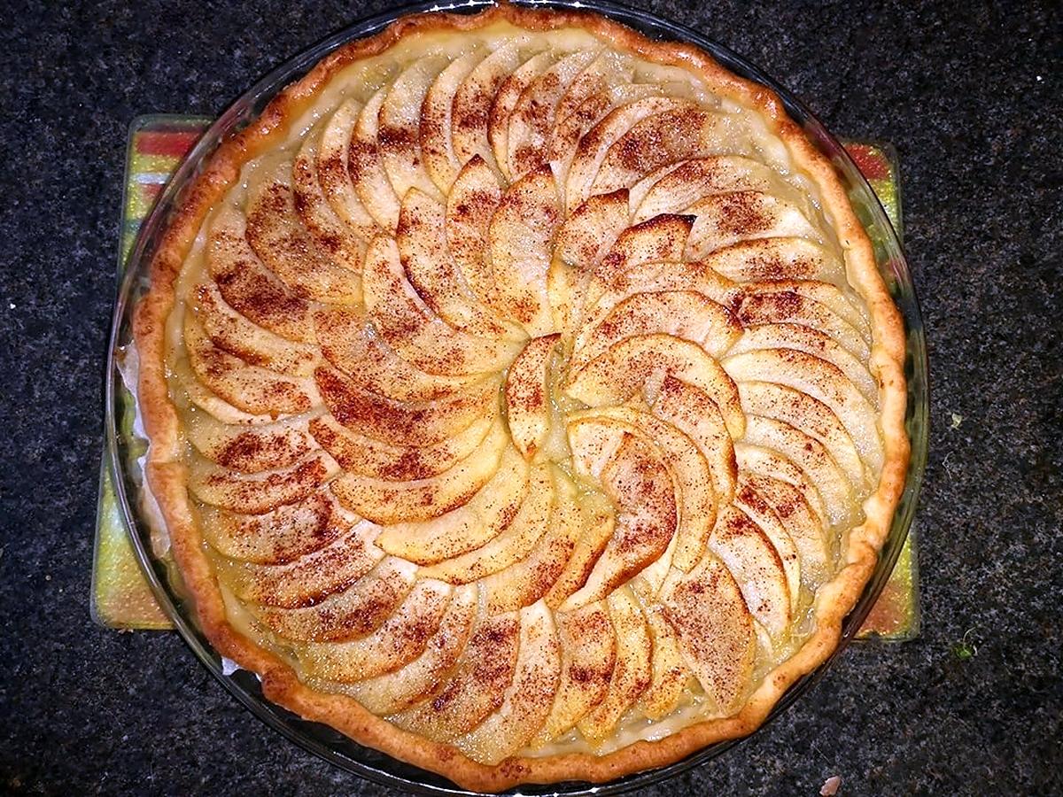 recette Tarte aux pommes cannelle sur un lit de compote rhubarbe