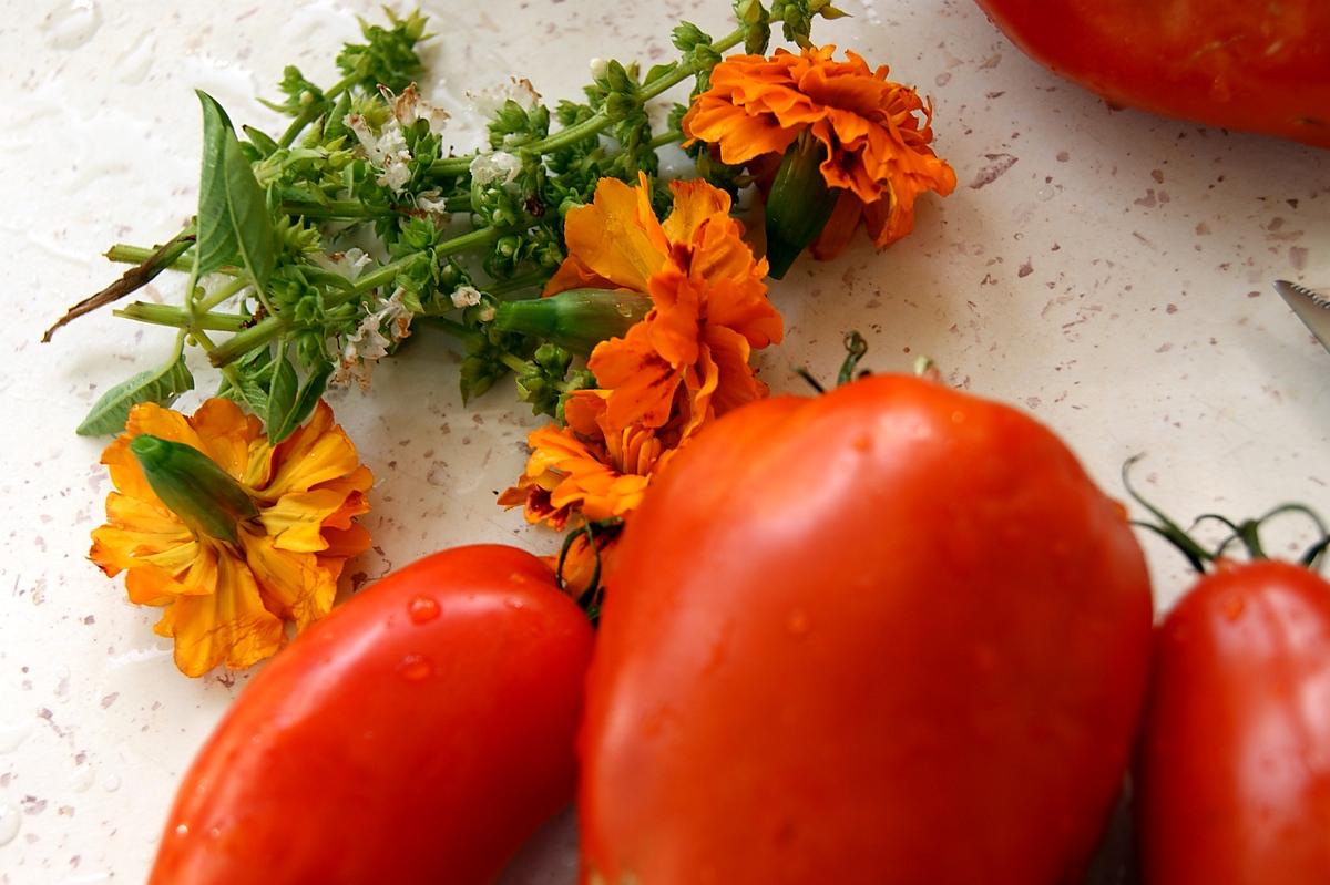 recette Salade de tomates aux fleurs d’œillet d'inde et aux fleurs de basilic