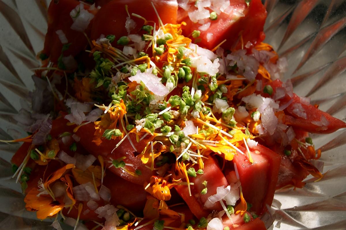 recette Salade de tomates aux fleurs d’œillet d'inde et aux fleurs de basilic