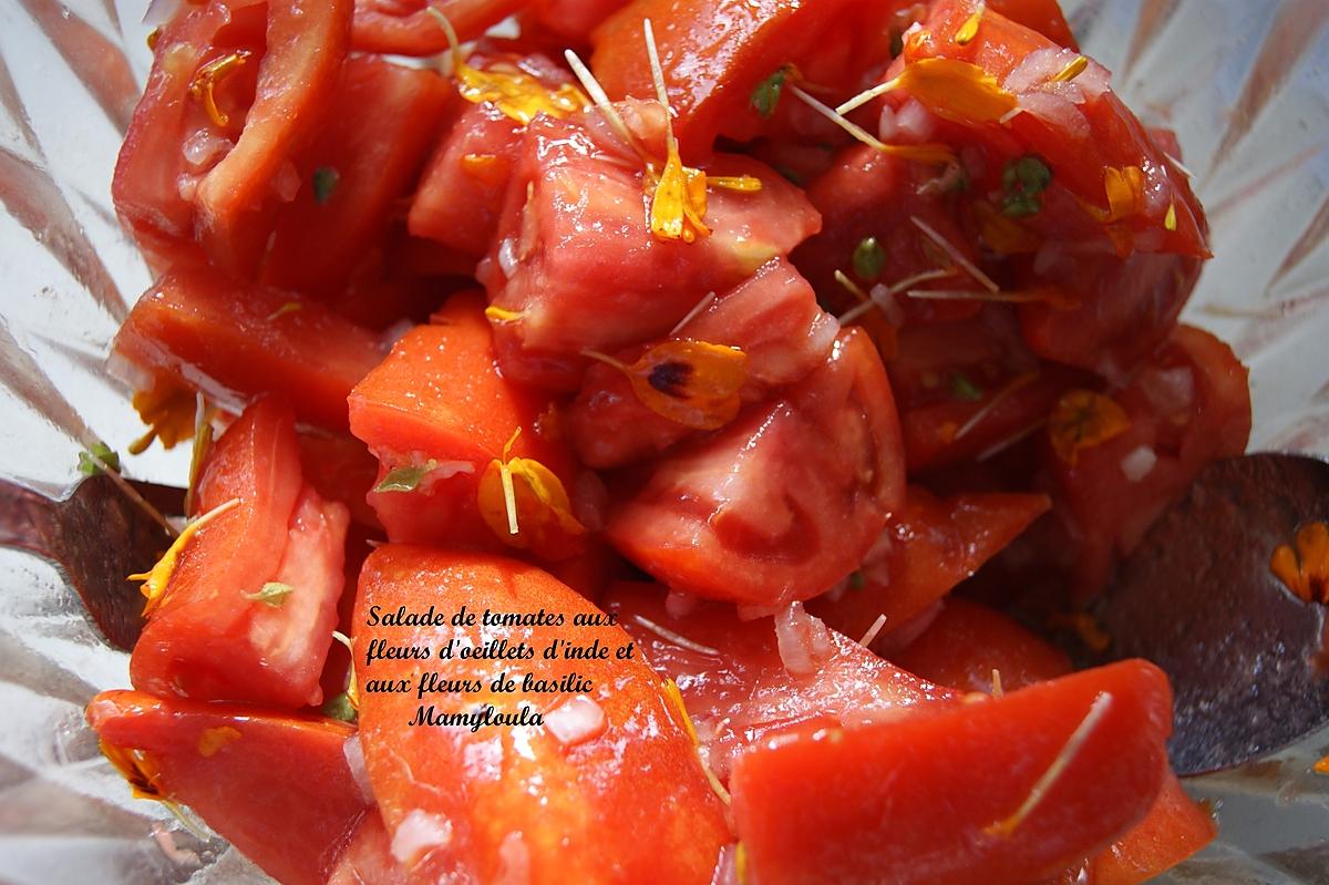 Recette de Salade de tomates aux fleurs d'œillet d'inde et aux fleurs de  basilic
