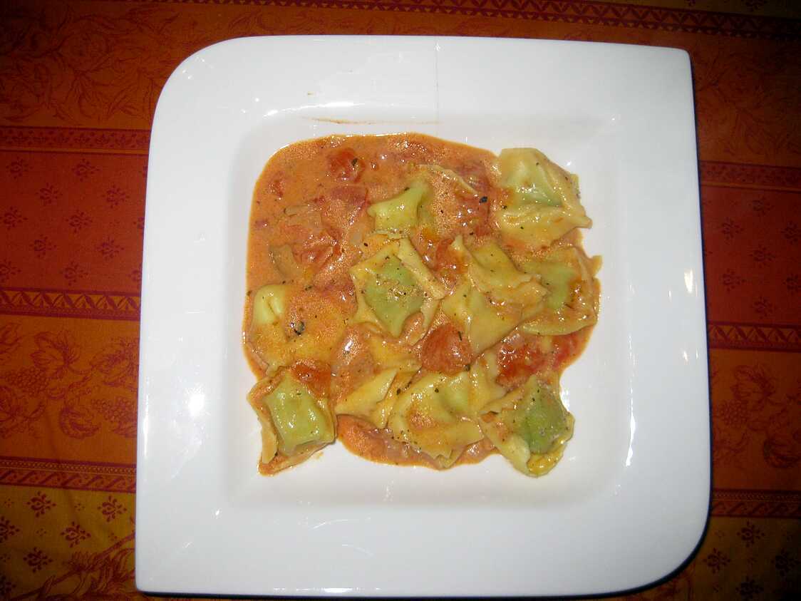 Recette de Tortellini ricotta épinard à la sauce tomate crémeuse