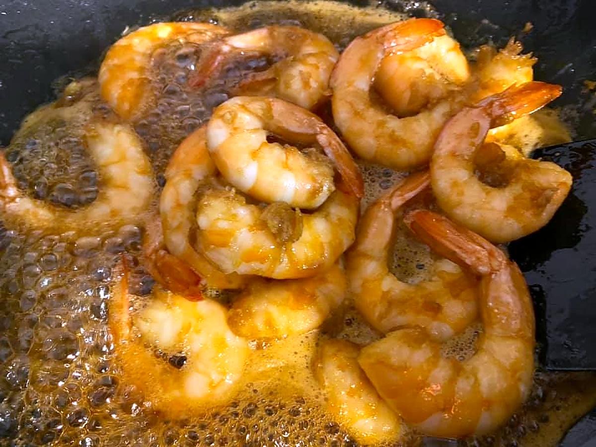 recette NOUILLES SAUTÉES AUX CREVETTES CARAMÉLISÉES