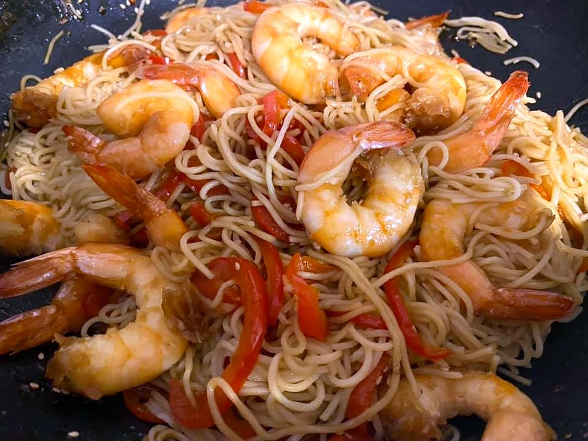 recette NOUILLES SAUTÉES AUX CREVETTES CARAMÉLISÉES