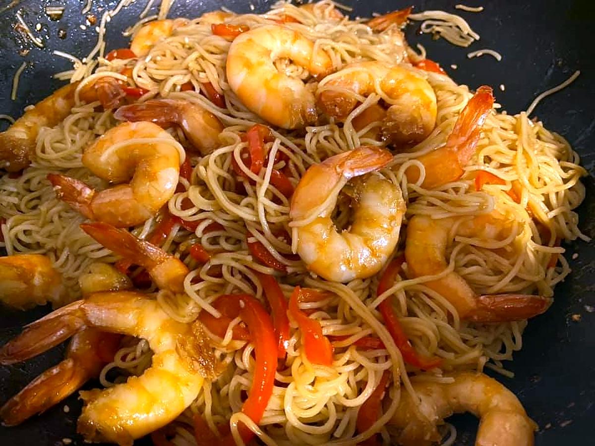 recette NOUILLES SAUTÉES AUX CREVETTES CARAMÉLISÉES