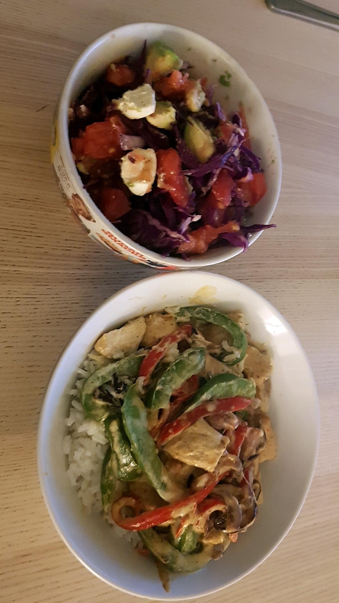recette Salade de choux rouge et ses légumes sauté au poulet sur un lit de riz blanc