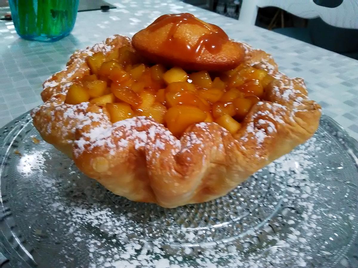 recette La charlotte façon feuilletée aux pommes caramélisées , beurre salé et  madeleines à la  Lauranou