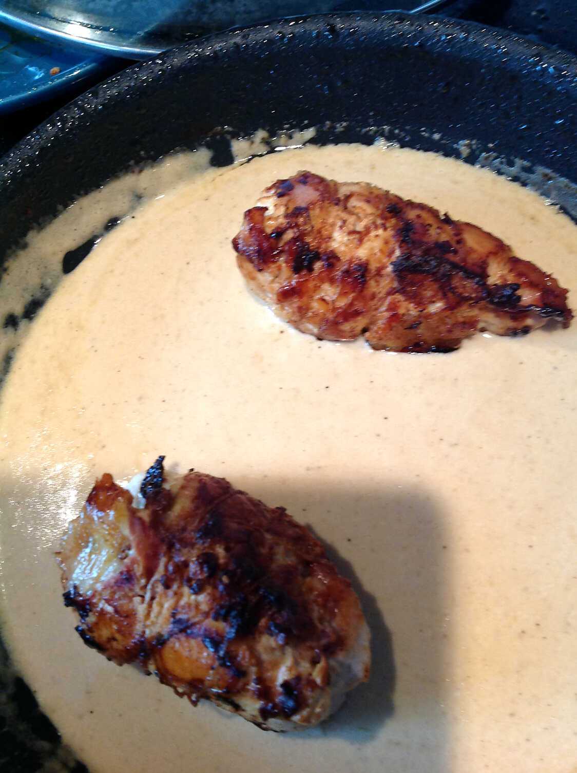 Escalopes de poulet farcies au jambon et mozzarella avec une sauce au parmesan