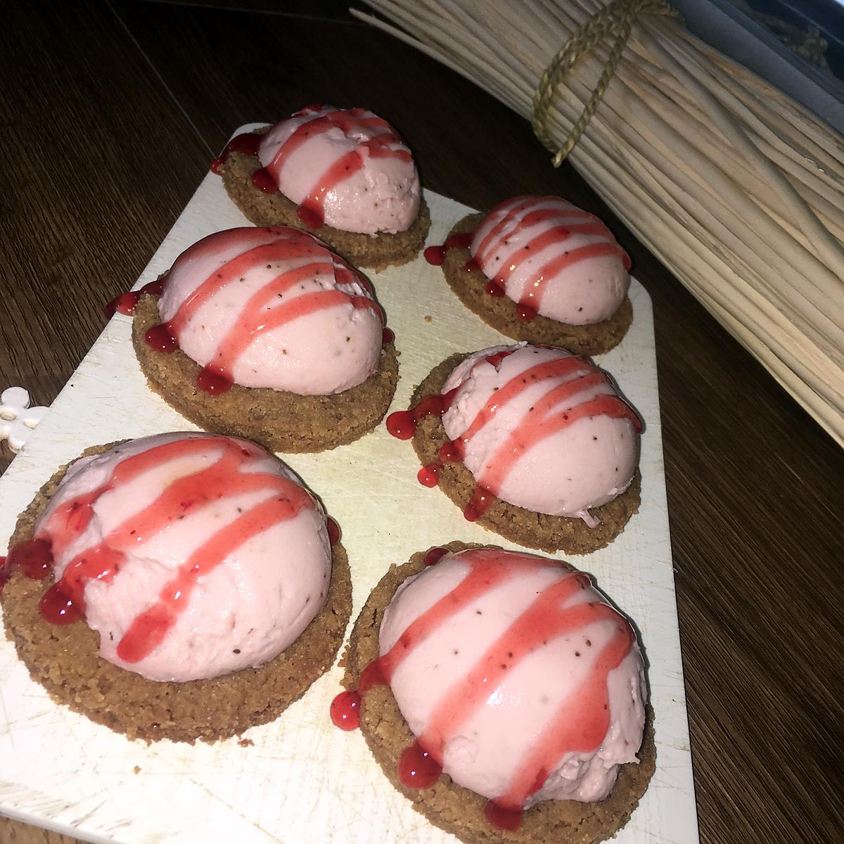 recette Dôme de panna cotta a la fraise sur biscuit
