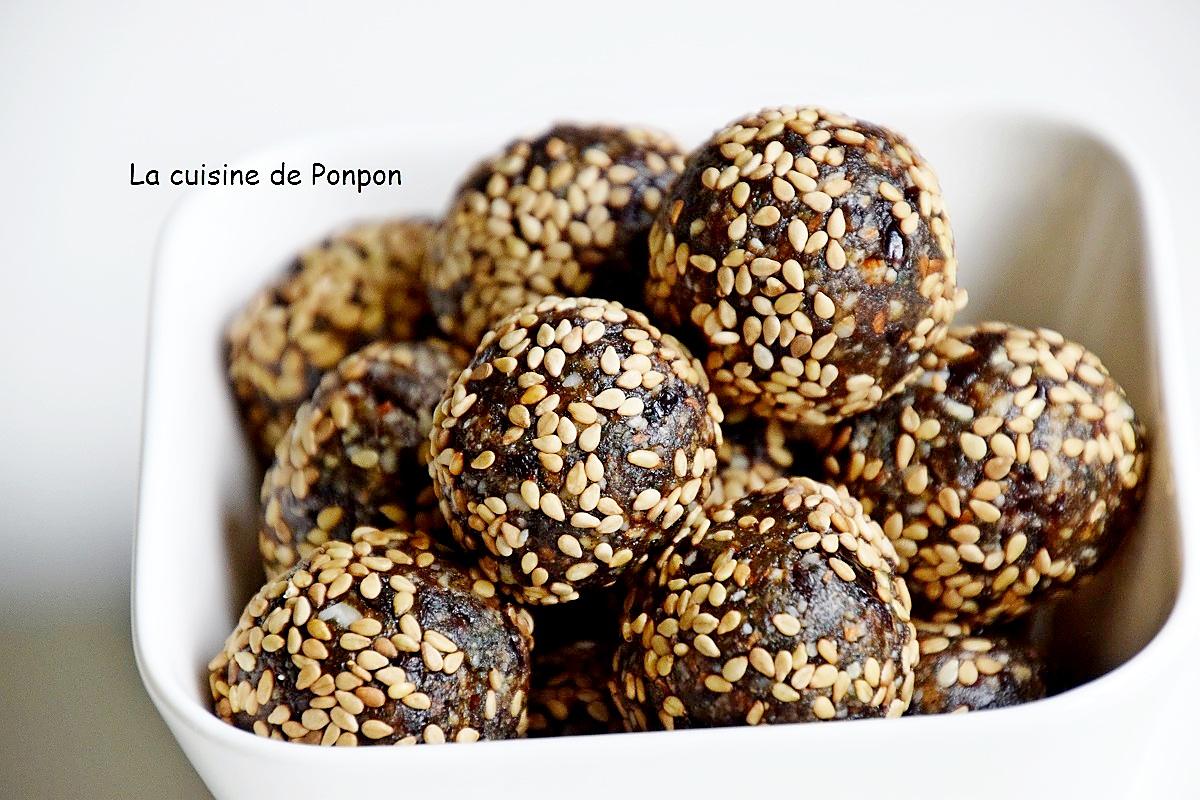 recette Boule d'énergie aux pruneaux, goji, chia, gingembre et spiruline, vegan