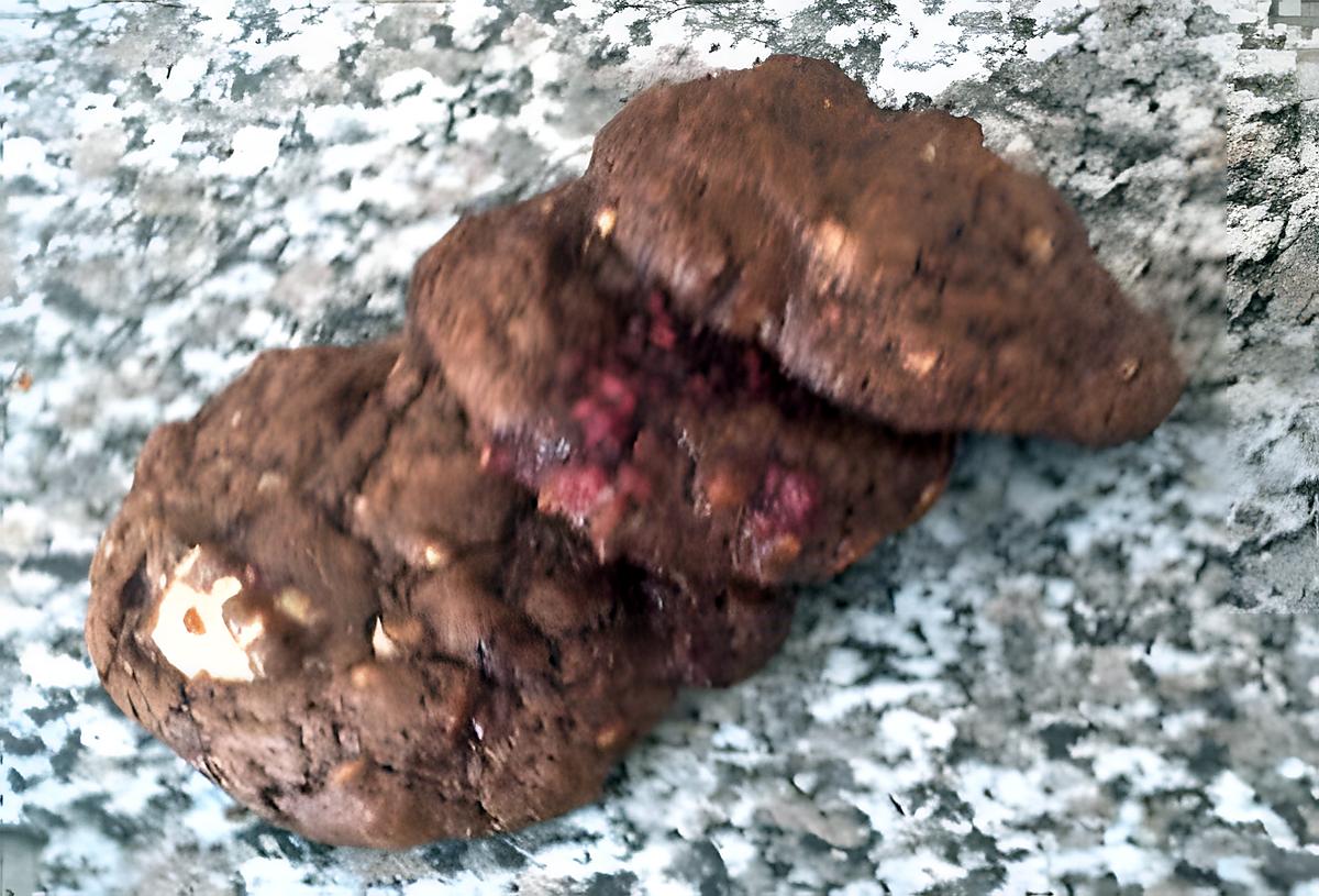 recette COOKIES MOELLEUX AUX TROIS CHOCOLATS ET AUX FRAMBOISES