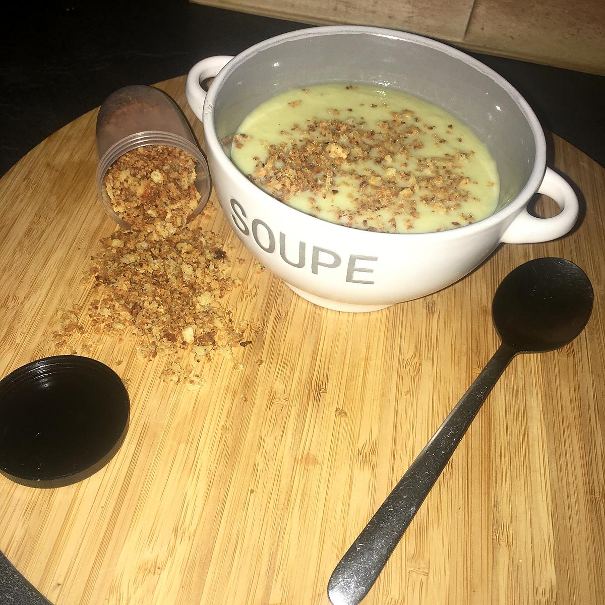 recette Velouté de concombre au mascarpone crumble de parmesan noix de cajou