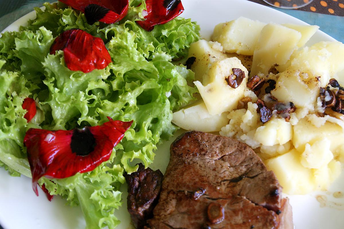 recette Salade verte (laitue ou autre) aux coquelicots et ovaires de coquelicot.