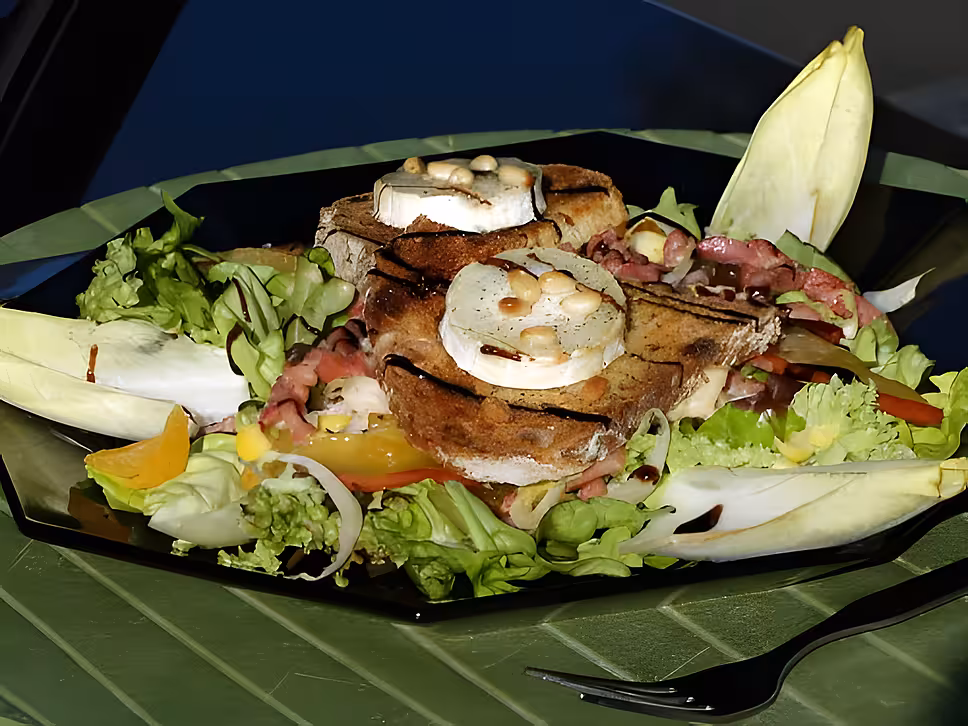 recette Toasts au Chèvre sur Salade Fruitée aux Chicons et Lardons Vinaigre de Framboises