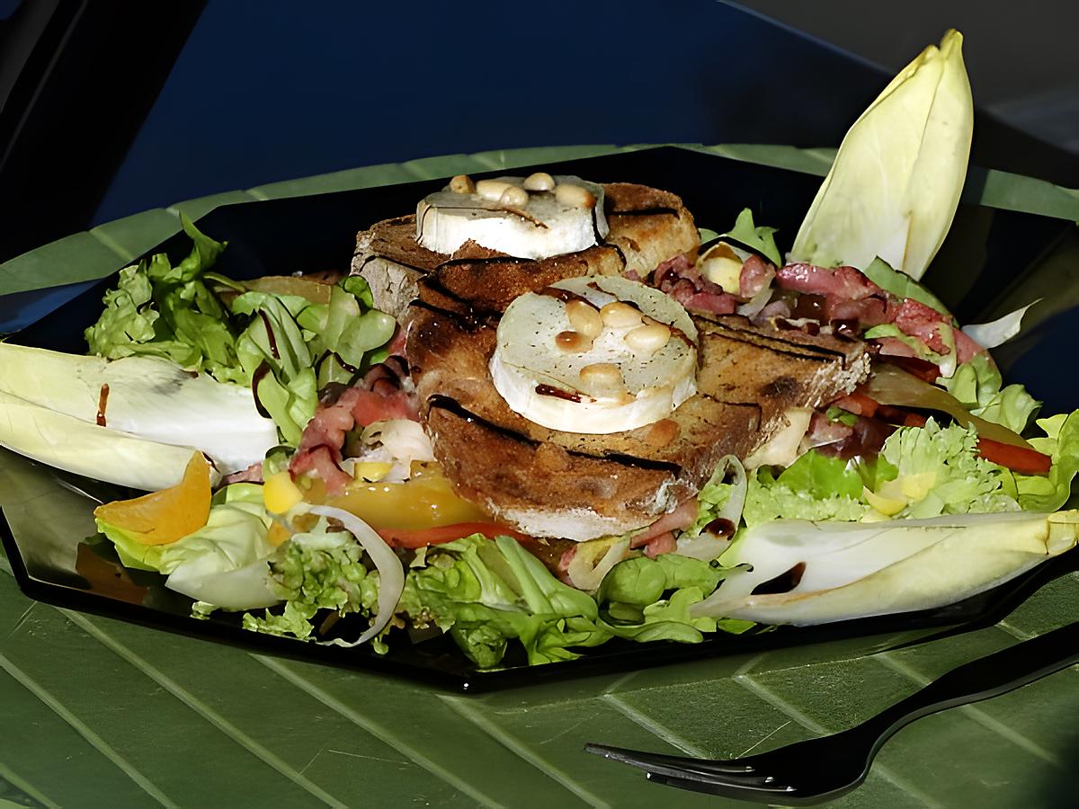 recette Toasts au Chèvre sur Salade Fruitée aux Chicons  et Lardons Vinaigre de Framboises