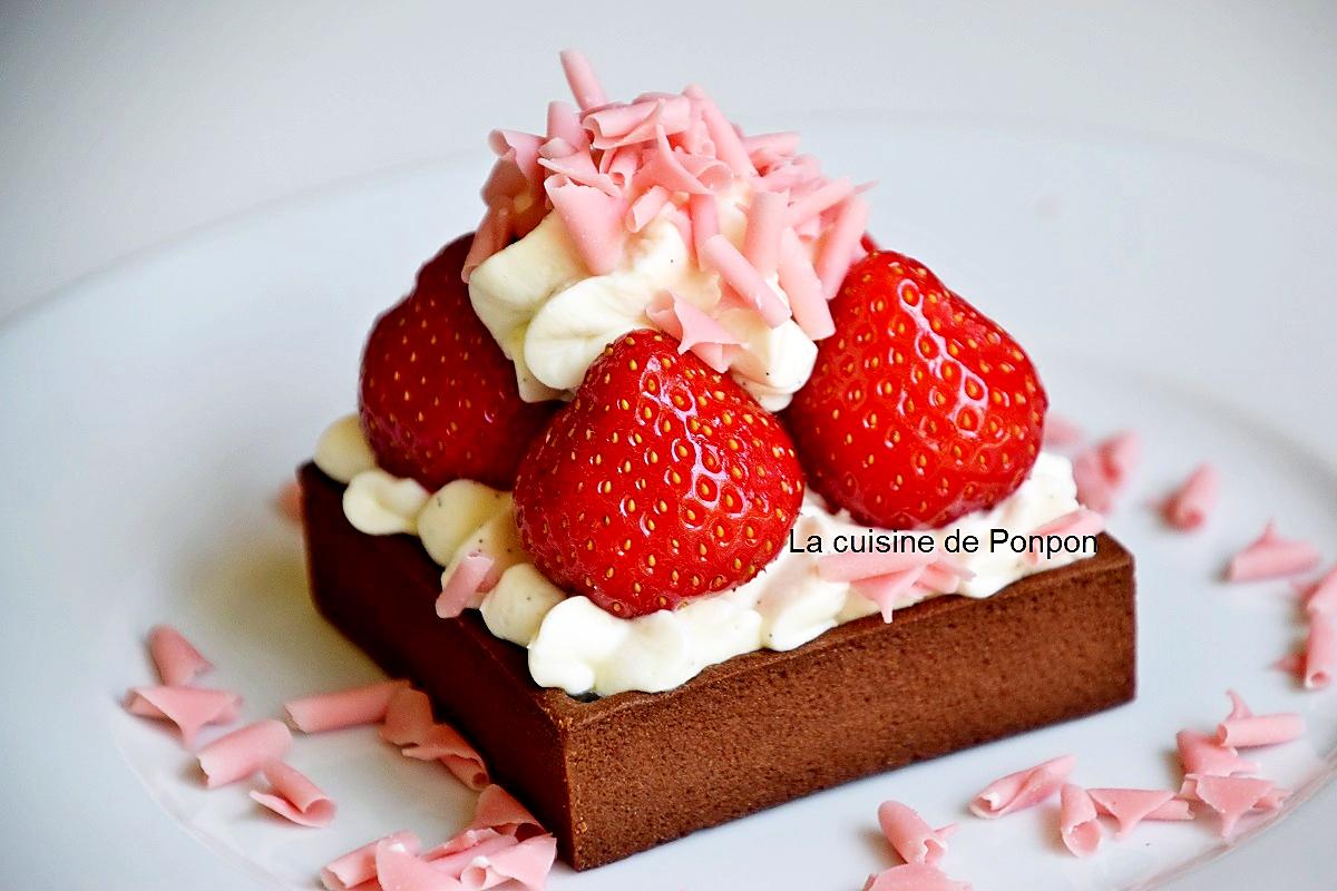 recette Tartelette chocolat noir garnie de ganache au chocolat blanc, fraise et ail noir