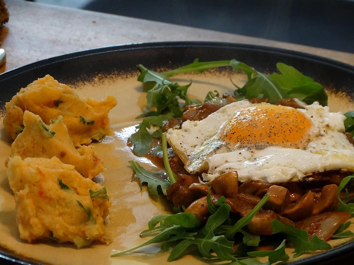 recette Oeufs au Plat sur Poêlée de Champignons  et Chicons Caramélisés sur Nid de Roquette - Purée au Pesto Rouge et Parmesan