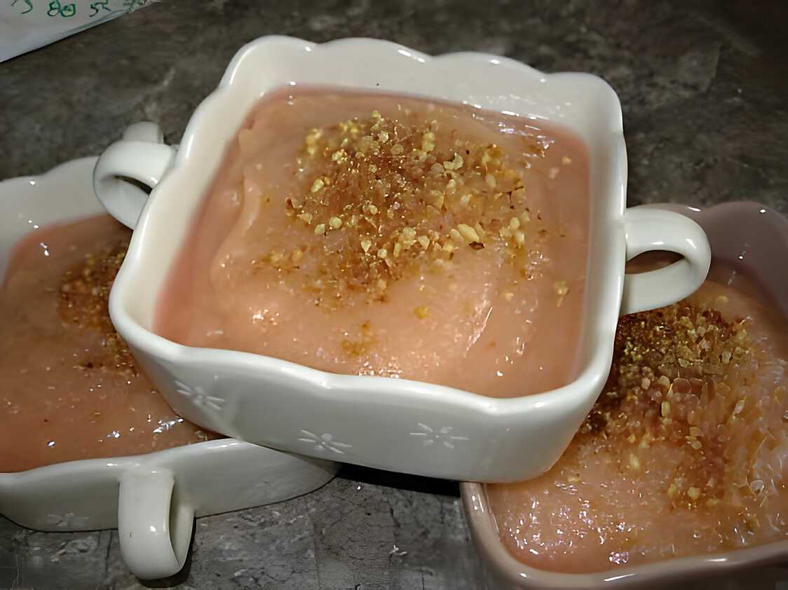 Recette de Compotée de pommes & rhubarbe au pralin