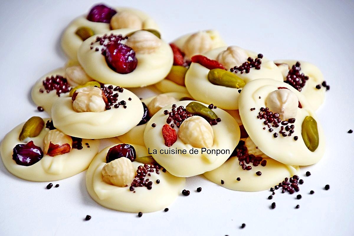 recette Mendiant blanc à la noisette, baie de goji ou cranberry, pistache et perles de chocolat noir