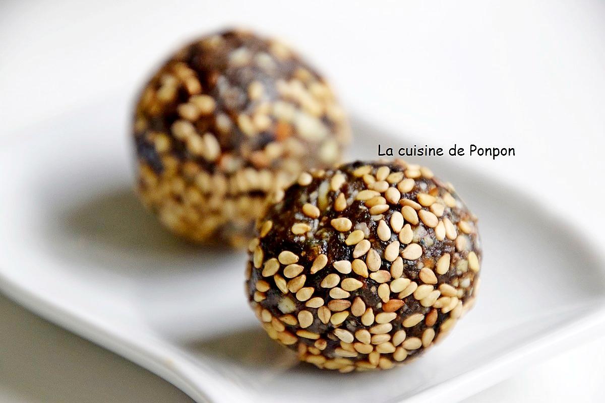 recette Boules d'énergie aux amandes, cajou, dattes, pruneaux et spiruline, vegan