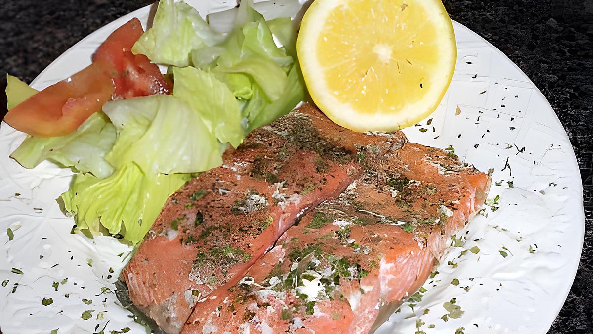 recette Saumon parfumee aux herbes et sa salade fraicheure.