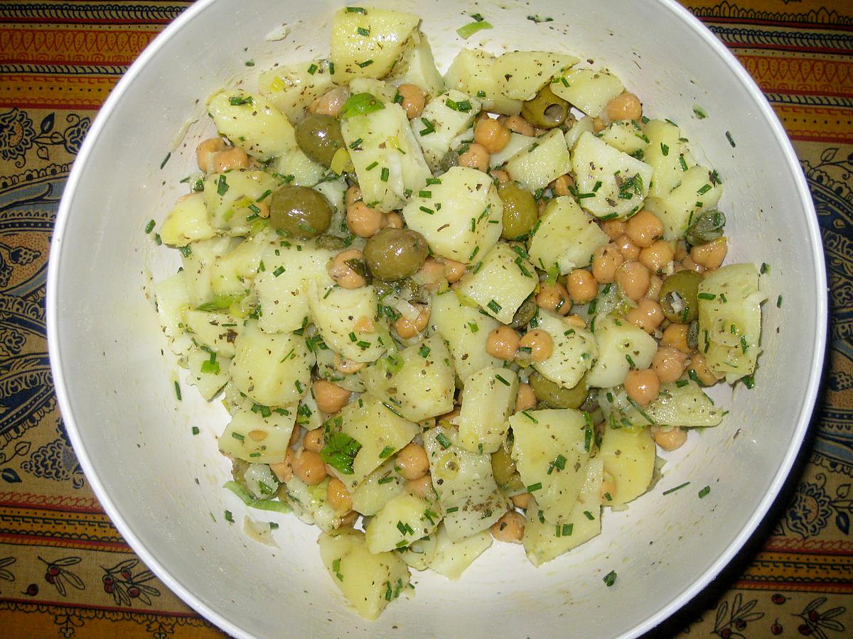 recette Salade de pommes de terre, pois chiches, oignon, olives et ciboulette