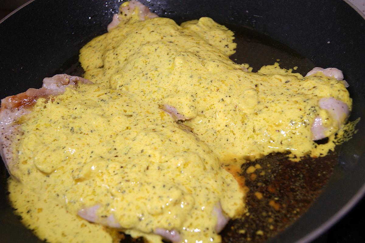 recette Escalopes de dinde à la crème d'ail, curcuma et basilic.