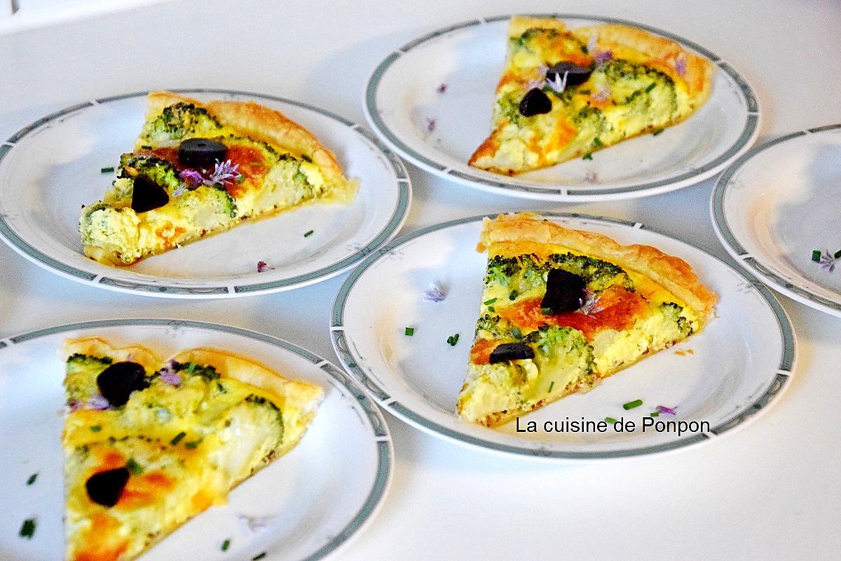 recette Tarte au brocoli, fromage ail et fines herbes sur un lit de moutarde à l'ancienne, végétarien