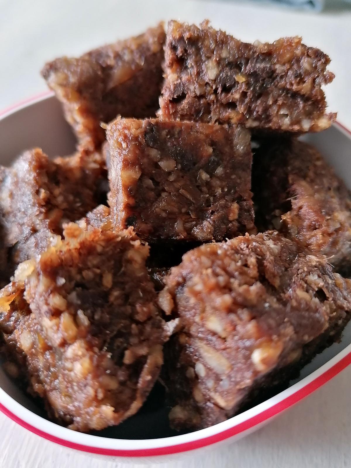 recette petits carrés aux dattes, noisettes et chocolat